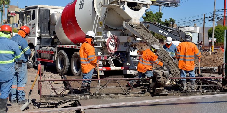 Avanza pavimentación de concreto en bulevar Colosio, como parte de la obra paso a desnivel.