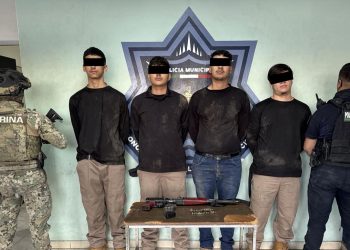Capturan a cuatro sujetos armados con vestimenta táctica y vehículo con sirena, similar a los utilizados por la Agencia Ministerial de Investigación Criminal (AMIC).