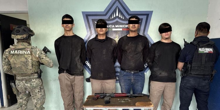 Capturan a cuatro sujetos armados con vestimenta táctica y vehículo con sirena, similar a los utilizados por la Agencia Ministerial de Investigación Criminal (AMIC).