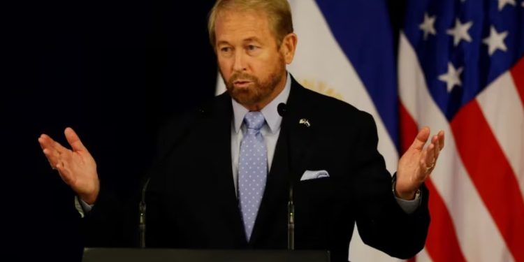 Senado de EU confirma a Ron Johnson como embajador de Estados Unidos en México.