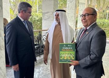Reconocen en Emiratos Árabes Unidos a Gobierno de Sonora y a la UES con libro sobre palma datilera.