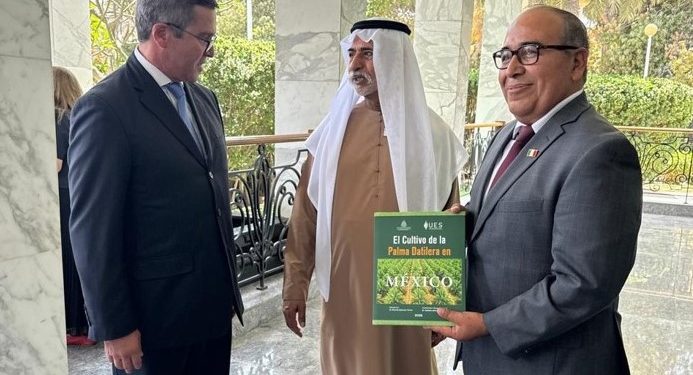 Reconocen en Emiratos Árabes Unidos a Gobierno de Sonora y a la UES con libro sobre palma datilera.
