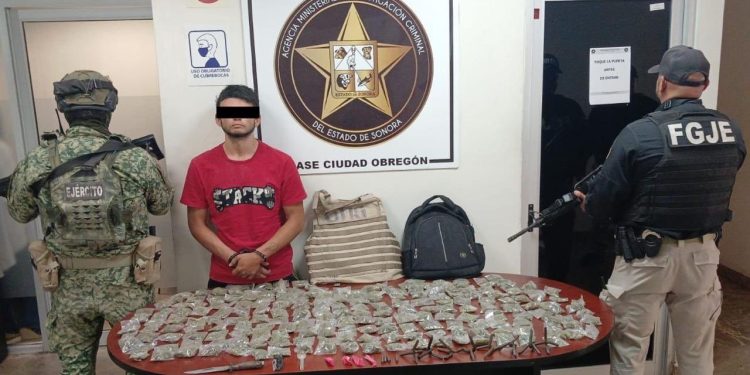 Capturan AMIC a sujeto con más de 200 envoltorios de droga, arma blanca e indumentaria táctica