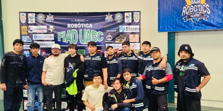 Destaca alumnado de la Universidad Tecnológica de SLRC en competencia regional de robótica.