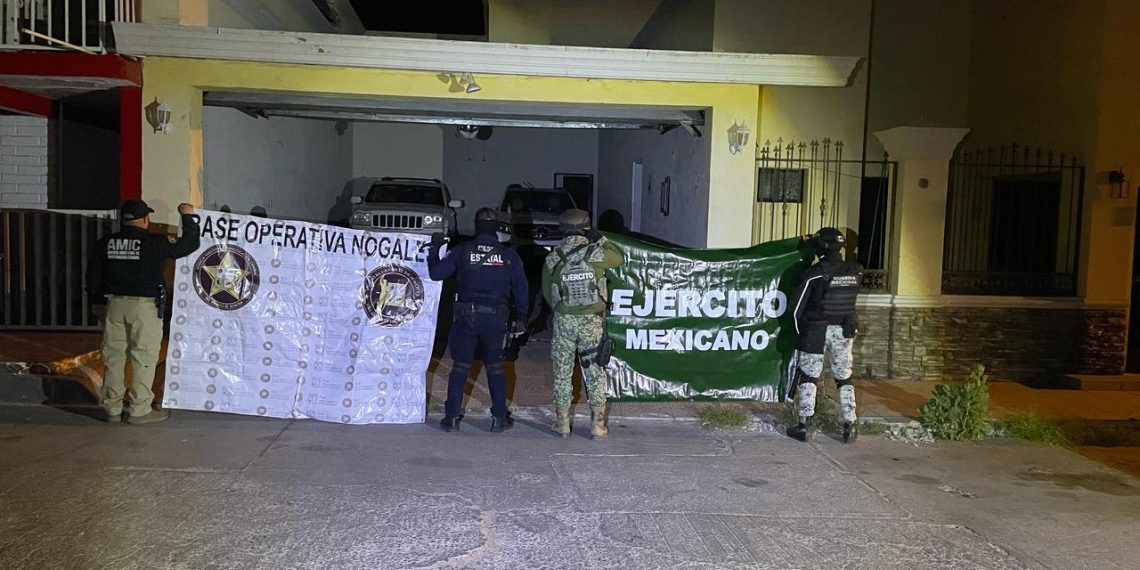 Cateo positivo en Nogales, logra aseguramiento de vehículos robados, droga y material táctico.