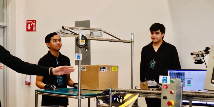 Alumnado de la Universidad Tecnológica de SLRC diseña y construye maquinaria de alta especialización.