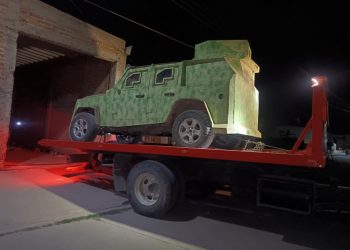 En cateos simultáneos en Santa Ana se aseguran vehículos blindados, droga y armas.