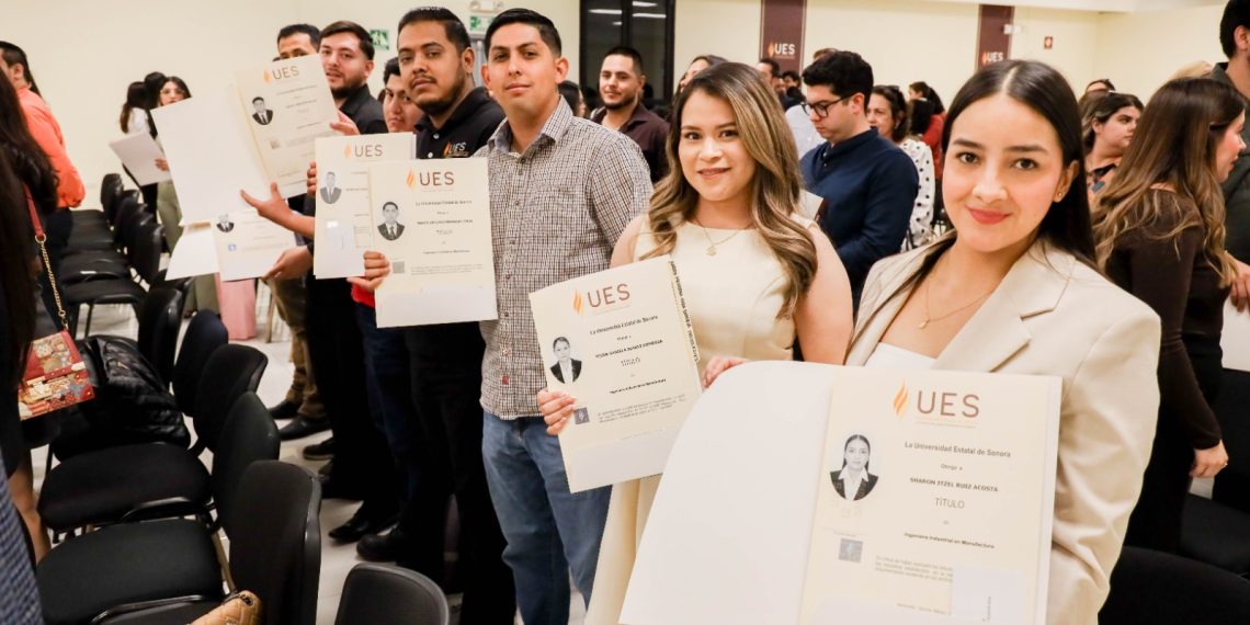 Entrega UES títulos profesionales con lenguaje incluyente y perspectiva de género.