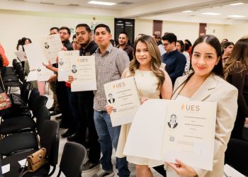 Entrega UES títulos profesionales con lenguaje incluyente y perspectiva de género.
