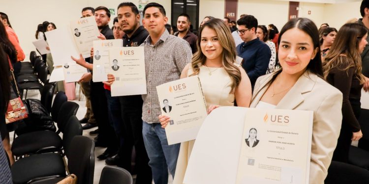 Entrega UES títulos profesionales con lenguaje incluyente y perspectiva de género.