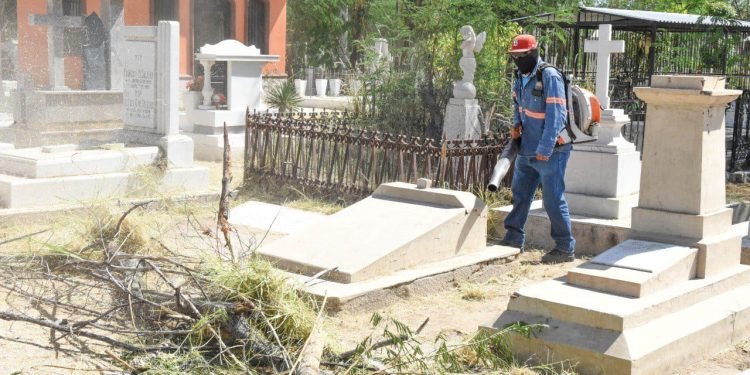 Trabaja Gobierno municipal en limpieza de panteones para recibir a visitantes el Día de las Madres.