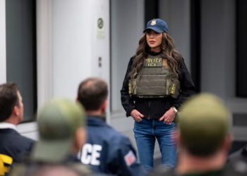 Miles de dólares y documentos le robaron a la secretaria de Seguridad Nacional de EEUU Kristi Noem, ¿cómo ocurrió?.