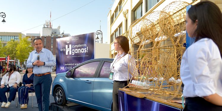 Celebra Toño Astiazarán sorteo “En La H Cumpliendo Ganas” con ganador del automóvil JAC E10X 2025.