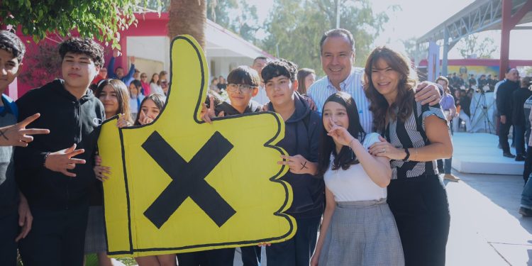 Llevan Toño Astiazarán y Patty Ruibal programa Advertencia contra las adicciones a jóvenes de la secundaria No. 8