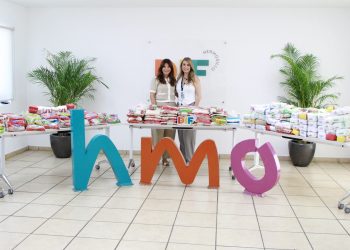 Recibe Patty Ruibal alimentos donados por personas beneficiadas con traslados gratuitos a Kino en Semana Santa.