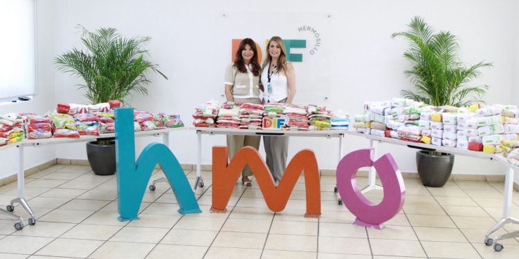 Recibe Patty Ruibal alimentos donados por personas beneficiadas con traslados gratuitos a Kino en Semana Santa.