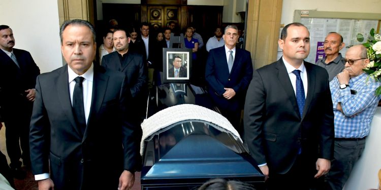 Rinden homenaje póstumo en Palacio Municipal al ex presidente Casimiro Navarro Valenzuela.