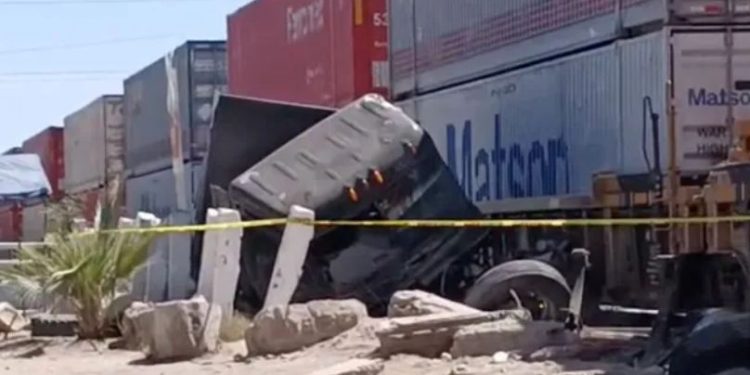 Tren Impacta y Arrolla a Camión de Carga en San Pedro El Saucito; Hay un Lesionado.