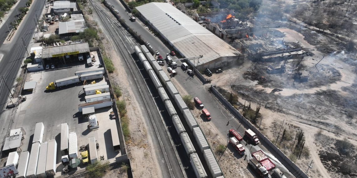 Mantienen Bomberos de Hermosillo controlado siniestro en colonia Ferrocarrilera.