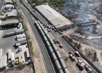 Mantienen Bomberos de Hermosillo controlado siniestro en colonia Ferrocarrilera.
