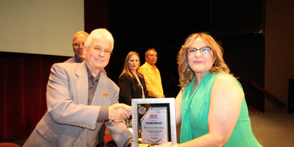 Entrega Gobierno de Sonora reconocimientos a docentes y personal: Cobach.