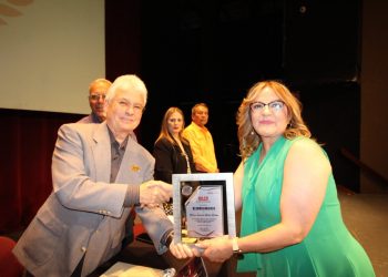 Entrega Gobierno de Sonora reconocimientos a docentes y personal: Cobach.