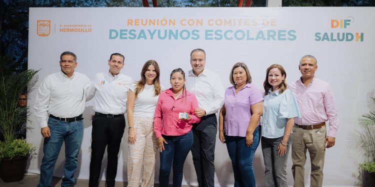 Benefician Toño Astiazarán y Patty Ruibal con servicio médico a colaboradoras del programa de desayunos escolares en la Internacional.