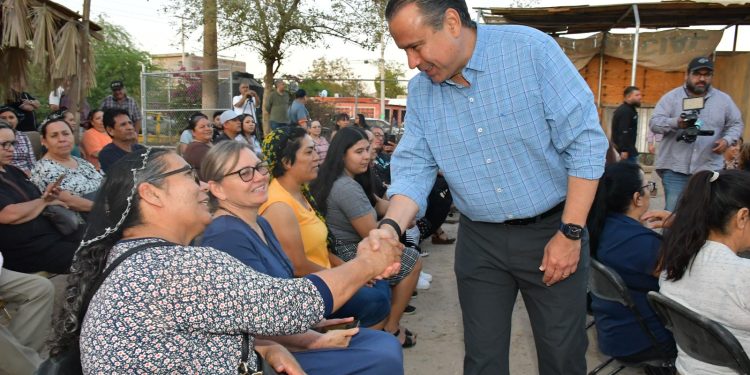 Cumple Toño Astiazarán con obra comprometida con familias de la Norberto Ortega.