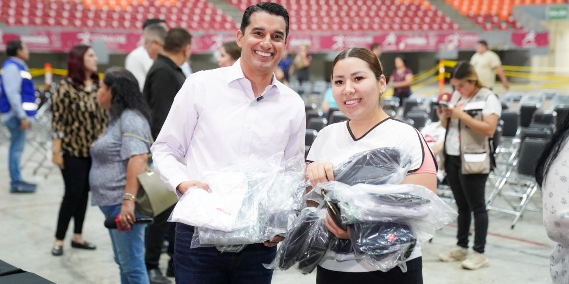 Cumple SEC con entrega ágil y eficiente de uniformes escolares gratuitos.