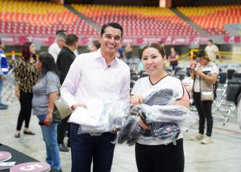 Cumple SEC con entrega ágil y eficiente de uniformes escolares gratuitos.