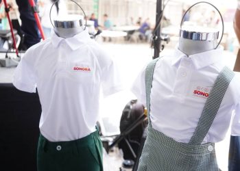 Con entrega de uniformes gratuitos, Sonora se convierte en modelo nacional de educación.