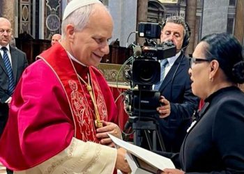 Rosa Icela Rodríguez entrega la invitación al Papa para venir al país.