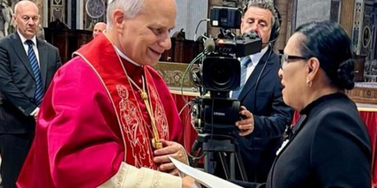 Rosa Icela Rodríguez entrega la invitación al Papa para venir al país.