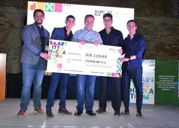 Premia Toño Astiazarán proyecto ganador de energía renovable en Smart City Hackathon 2025.