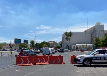 Da a conocer Tránsito cierres viales y rutas alternas en calle Rosales.