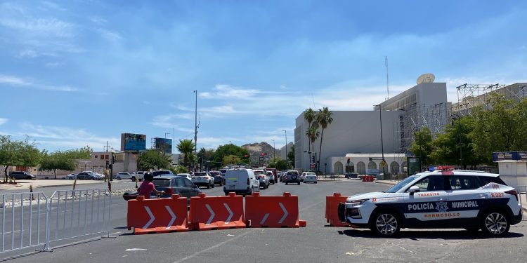 Da a conocer Tránsito cierres viales y rutas alternas en calle Rosales.