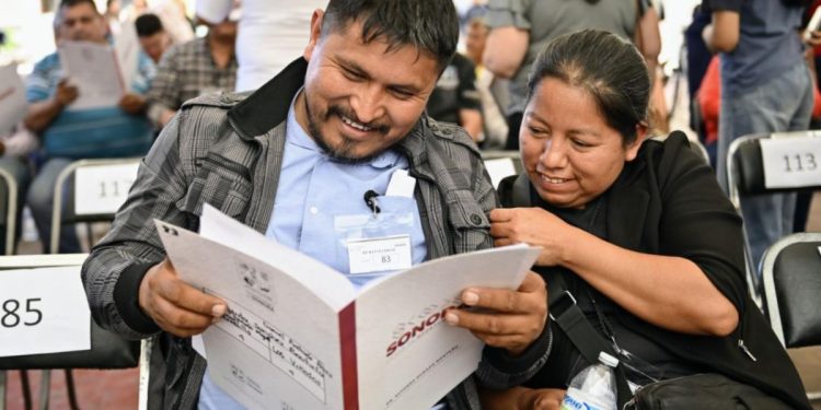 Entrega Gobierno de Sonora escrituras a 250 familias de Hermosillo para garantizar certeza patrimonial.