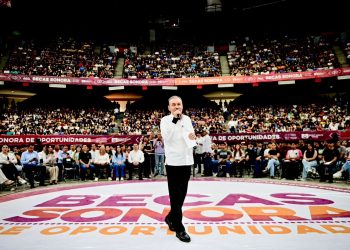 Gobernador Alfonso Durazo cumple al beneficiar a más de 10 mil universitarios con becas académicas.