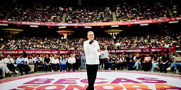 Gobernador Alfonso Durazo cumple al beneficiar a más de 10 mil universitarios con becas académicas.