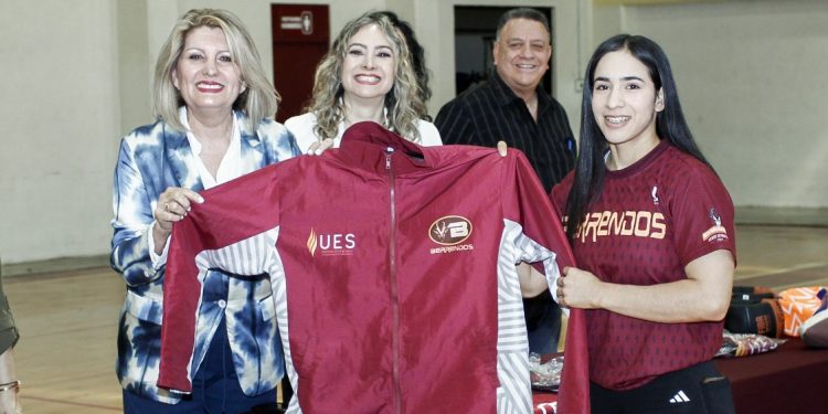 Abanderan a deportistas de la UES rumbo a los Juegos Deportivos Nacionales ANUIES 2025.