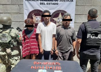 Aseguran droga y detienen a tres personas en cateo en Hermosillo.