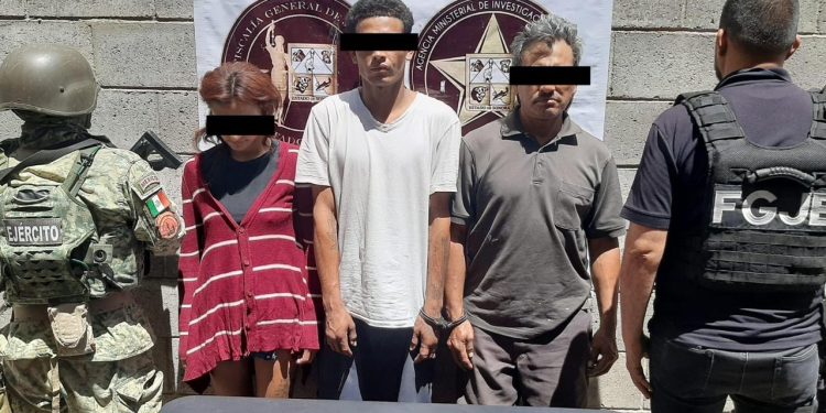 Aseguran droga y detienen a tres personas en cateo en Hermosillo.