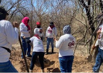 Madres Buscadoras de Sonora hallan más restos en panteón clandestino de Hermosillo.