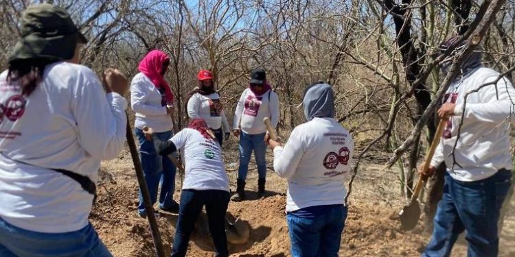 Madres Buscadoras de Sonora hallan más restos en panteón clandestino de Hermosillo.