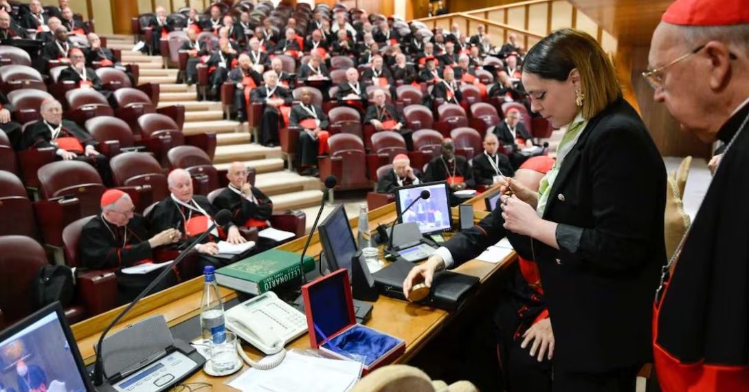 Anulan el Anillo del Pescador de Francisco 16 días después de su muerte; la anulación fue hecha por una mujer.