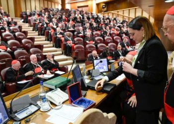 Anulan el Anillo del Pescador de Francisco 16 días después de su muerte; la anulación fue hecha por una mujer.