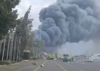 Destrucción total del aeropuerto de Yemen tras bombardeo israelí.
