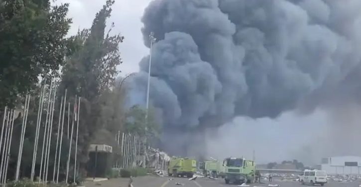 Destrucción total del aeropuerto de Yemen tras bombardeo israelí.