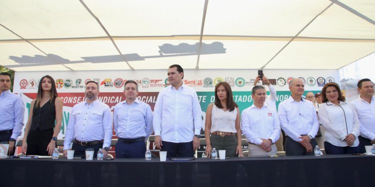Gobierno de Sonora encabeza desfile por el Día del Trabajo.