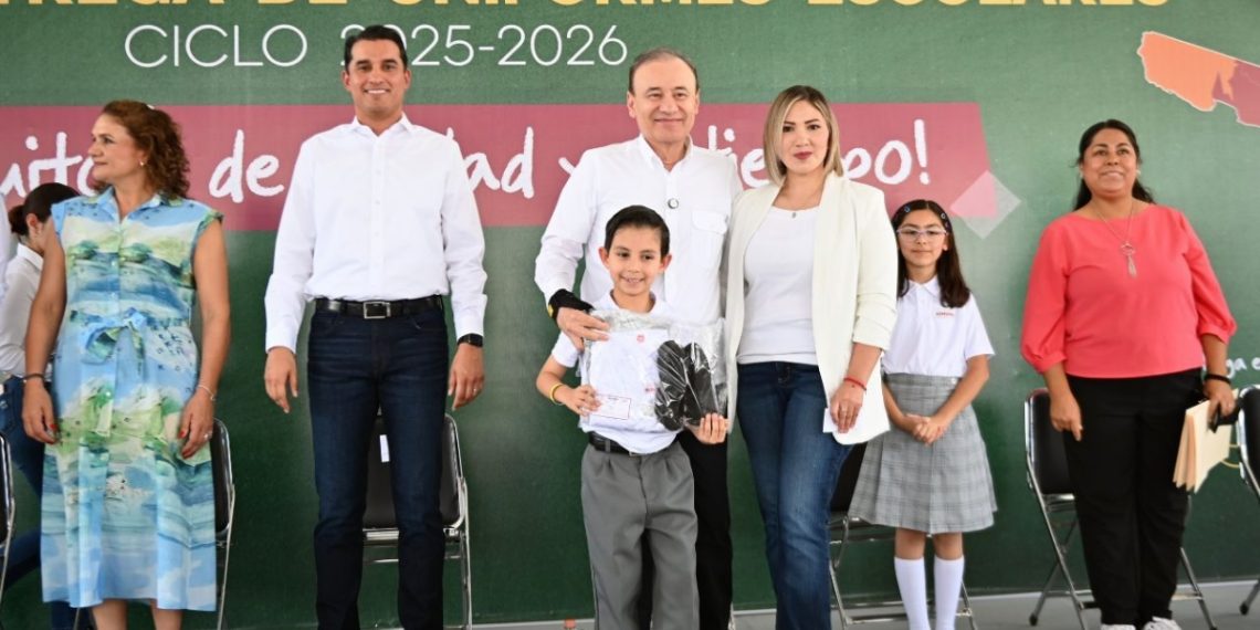 Gobernador Durazo garantiza entrega de uniformes gratuitos a todos los estudiantes antes de iniciar próximo ciclo.